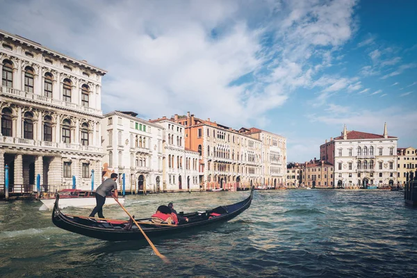 Góndolo Veneciano Haciendo Una Góndola Través Del Gran Canal Venecia — Foto de Stock
