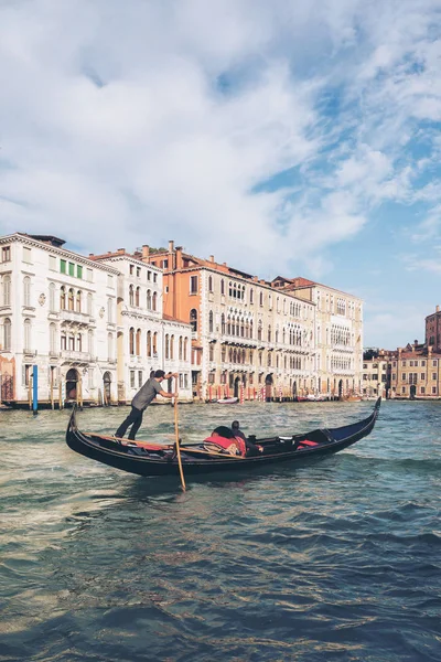 Venetian Gondolier Punting Gondola Grand Canal Venice Italy Gondola Traditional — Stock Photo, Image