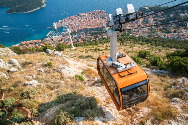 Teleferik ve Dubrovnik Old Town Dalmaçya, Hırvatistan - önemli Panorama görünümünü hedef Hırvatistan seyahat. Dubrovnik eski şehir Unesco Dünya Mirasları 1979 yılında geçiyordu.