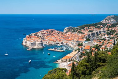 Dubrovnik'in tarihi kent üzerinde sahil, Adriyatik Denizi, Dalmaçya, Hırvatistan - Hırvatistan'ın önde gelen seyahat hedef. Dubrovnik eski şehir Unesco Dünya Mirasları 1979 yılında geçiyordu.