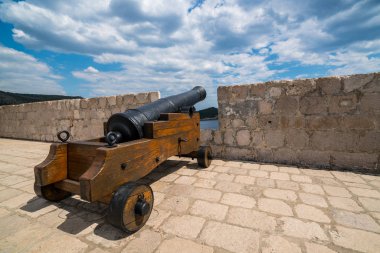 Dalmaçya, Hırvatistan, Dubrovnik'in tarihi kent duvarı, Hırvatistan'ın önde gelen seyahat hedef toplar. Dubrovnik eski şehir Unesco Dünya Mirasları 1979 yılında geçiyordu.