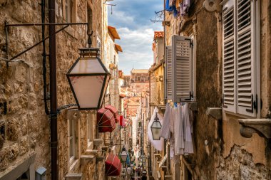 Hırvatistan - önde gelen seyahat hedef Hırvatistan Dubrovnik eski şehrin ünlü dar sokakta. Dubrovnik eski şehir Unesco Dünya Mirasları 1979 yılında geçiyordu.