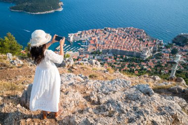 Cep telefonundan havadan görünümü ile yolcu alarak fotoğraf Dubrovnik'in tarihi kent. Dubrovnik'in tarihi kent merkezine 1979 yılında Unesco Dünya Mirası listelenmiştir.
