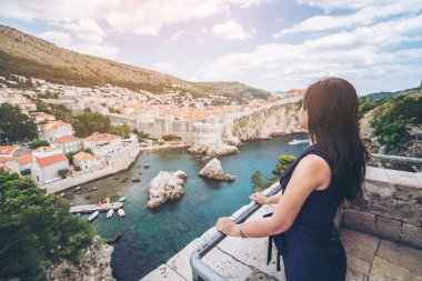 Kadın gezgin, Dubrovnik Old Town, Dalmaçya, Hırvatistan - Croatia, eski şehir Unesco Dünya Mirasları 1979 yılında geçiyordu Dubrovnik önde gelen seyahat hedef.