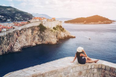 Kadın gezgin, Dubrovnik Old Town, Dalmaçya, Hırvatistan - Croatia, eski şehir Unesco Dünya Mirasları 1979 yılında geçiyordu Dubrovnik önde gelen seyahat hedef.