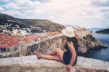Kadın gezgin, Dubrovnik Old Town, Dalmaçya, Hırvatistan - Croatia, eski şehir Unesco Dünya Mirasları 1979 yılında geçiyordu Dubrovnik önde gelen seyahat hedef.