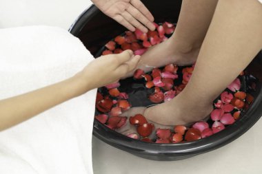 Lüks spa merkezindeki profesyonel masaj terapistinin ayak masajı tedavisi. Sağlık, stres atma ve gençleştirme kavramı.