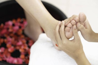 Lüks spa merkezindeki profesyonel masaj terapistinin ayak masajı tedavisi. Sağlık, stres atma ve gençleştirme kavramı.