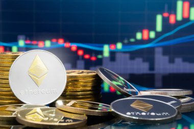 Ethereum (Eth) ve cryptocurrency yatırım kavramı - fiziksel metal ethereum genel ticaret Döviz piyasa fiyatı grafik içinde belgili tanımlık geçmiş ile madeni paralar.