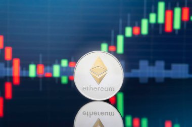 Ethereum (Eth) ve cryptocurrency yatırım kavramı - fiziksel metal ethereum genel ticaret Döviz piyasa fiyatı grafik içinde belgili tanımlık geçmiş ile madeni paralar.