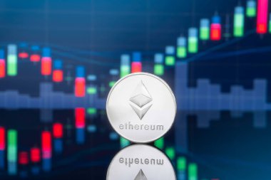 Ethereum (Eth) ve cryptocurrency yatırım kavramı - fiziksel metal ethereum genel ticaret Döviz piyasa fiyatı grafik içinde belgili tanımlık geçmiş ile madeni paralar.