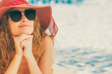Mutlu genç kadın lüks resort yüzme havuzunda, iyi vakit geçiriyor mayo giyiyor. Yaz seyahat tatil kavramı.