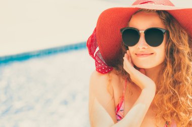 Mutlu genç kadın lüks resort yüzme havuzunda, iyi vakit geçiriyor mayo giyiyor. Yaz seyahat tatil kavramı.
