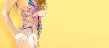 Renk arka plan üzerinde poz mayo güzel genç seksi kadın. Yaz reklam.