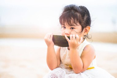 Çok güzel çocuk karpuz tropikal kum plaj yaz aylarında yemek..