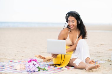 Artı boyutu yaz aylarında tropikal Kum Plajı üzerinde oturan bir genç bayan. Tatil seyahat etmek tatil.