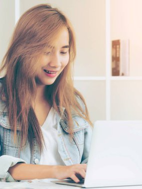 Mutlu kadın rahat ev ofis dizüstü bilgisayarda çalışıyor. Küçük işletmeler ve iş kavramı devreye.