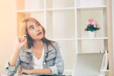 Yaratıcı genç kadın gelecekteki eğitim veya rahat ev ofisinde otururken bir iş kurma hakkında düşünüyorum. Gençlik başlangıç iş ve eğitim kavramı.