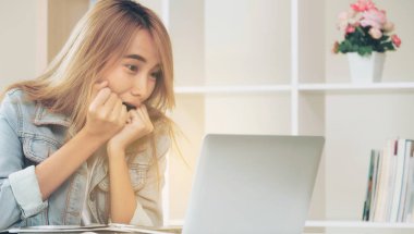 Sevimli kadın rahat ev ofis dizüstü bilgisayarda bakarken hayran, heyecan veya sürpriz hisseder. İnanılmaz satış reklam ve şanslı ödül kazanan kavramı.