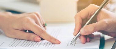 İşkadını işaretleri sözleşmesi sözleşme ile ofiste başka bir iş kadını. Kadının el ateş yakın. İş ortaklığı ve avukat yasal faaliyetleri kavramı.