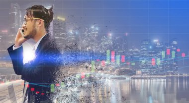 Gerçeküstü iletişim kavramı - genç işadamı istimal hareket eden telefon ile modern şehir binaları arka plan görüntüsü. Gelecek yenilik teknoloji ve Internet şey (çok ).