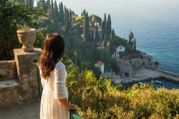 Frau Reisenden Genießt Malerischen Blick Auf Die Adriaküste Trsteno Dalmatien — Stockfoto