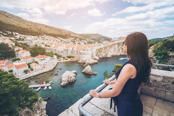 Viajante Mujer Casco Antiguo Dubrovnik Dalmacia Croacia Destino Turístico Prominente —  Fotos de Stock