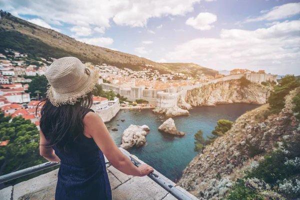 Kadın gezgin, Dubrovnik Old Town, Dalmaçya, Hırvatistan - Croatia, eski şehir Unesco Dünya Mirasları 1979 yılında geçiyordu Dubrovnik önde gelen seyahat hedef.