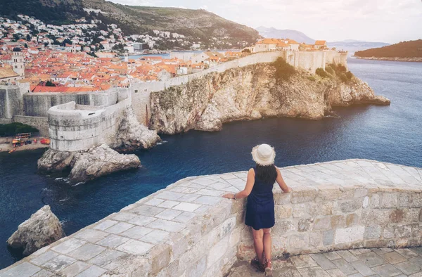Viajante Mujer Casco Antiguo Dubrovnik Dalmacia Croacia Destino Turístico Prominente —  Fotos de Stock