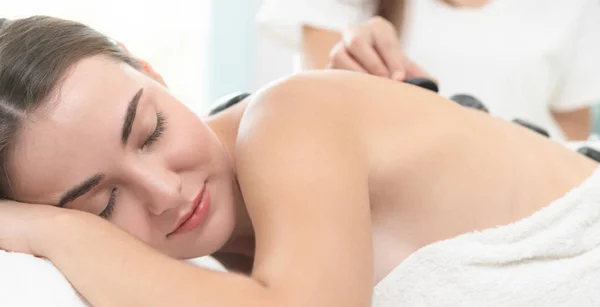 Frau Bekommt Hot Stone Massage Behandlung Durch Professionelle Kosmetikerin Therapeutin — Stockfoto