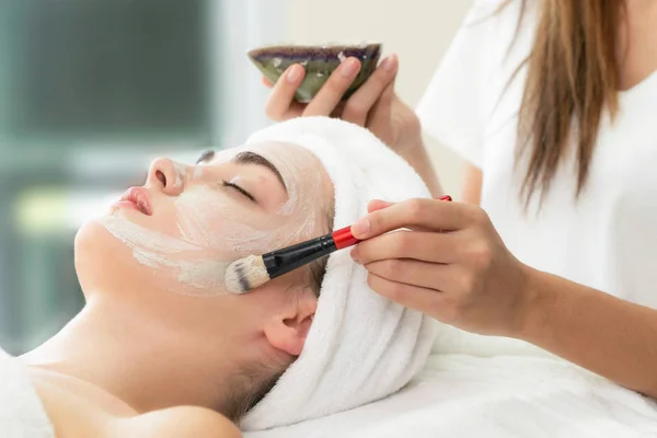 Vacker Kvinna Som Har Ansiktsbehandling Kosmetisk Skrubb Behandling Från Professionell — Stockfoto