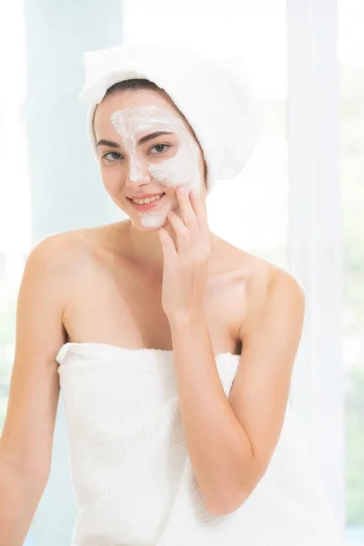 Beautiful Woman Having Facial Cosmetic Scrub Treatment Professional Dermatologist Wellness — Stock Photo, Image