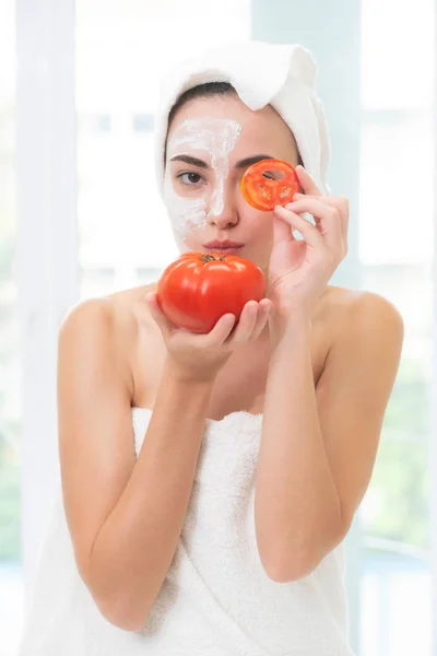 Mooie Vrouw Met Een Gezichtsmasker Behandeling Met Tomaat Crème Extract — Stockfoto