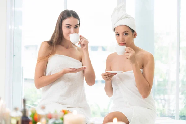 Dos Mujeres Que Beben Bebidas Hierbas Mientras Conversan Spa Lujo — Foto de Stock