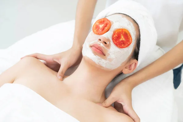 Mulher Bonita Ter Tratamento Máscara Facial Com Extrato Creme Tomate — Fotografia de Stock