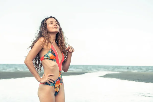 Hermosa Modelo Moda Mujer Traje Baño Está Vacaciones Playa Verano — Foto de Stock