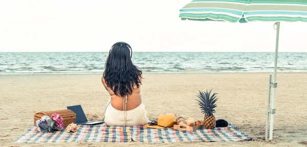 Kobieta Bikini Jest Wakacjach Siedząc Plaży Sezonie Letnim Tropikalna Plaża — Zdjęcie stockowe