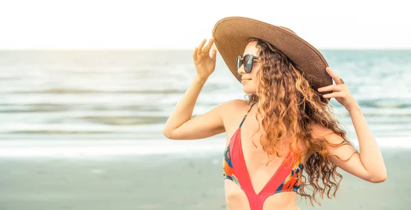 Femeie Tânără Fericită Care Poartă Costum Baie Distrează Plaja Tropicală — Fotografie, imagine de stoc