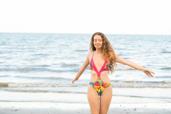 Mujer Joven Feliz Con Traje Baño Que Pasa Buen Rato —  Fotos de Stock