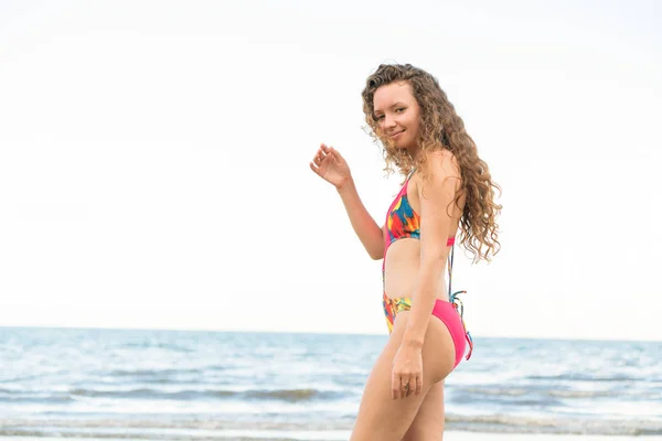 Mujer Joven Feliz Con Traje Baño Que Pasa Buen Rato — Foto de Stock