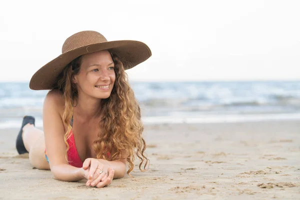 Joyeux Jeune Femme Portant Bikini Couché Sur Plage Sable Tropical — Photo