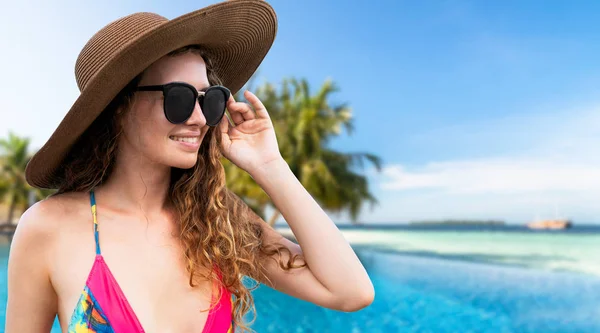 Щаслива Молода Жінка Купальнику Тропічному Піщаному Пляжі Влітку Відпочинку Подорожей — стокове фото