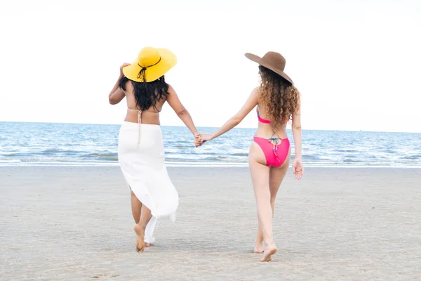 Donne Felici Bikini Vanno Prendere Sole Insieme Sulla Spiaggia Sabbia — Foto Stock