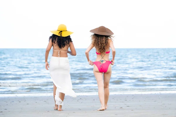 Glade Kvinder Bikinier Solbader Sammen Tropisk Sandstrand Sommerferien Rejse Livsstil - Stock-foto