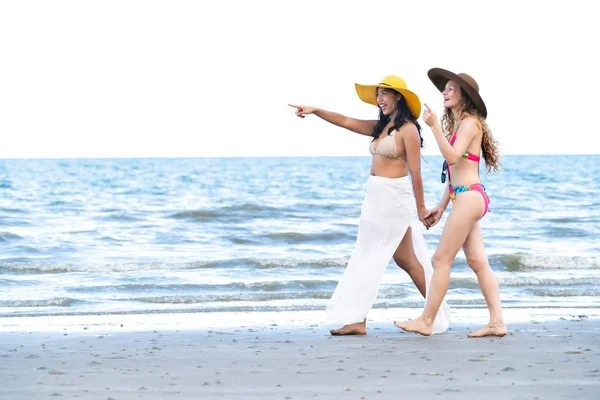 Las Mujeres Felices Bikini Van Tomar Sol Juntas Playa Arena —  Fotos de Stock