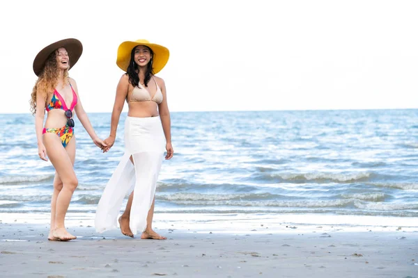 快乐的比基尼妇女在夏季的热带沙滩上一起日光浴 旅游生活方式 — 图库照片