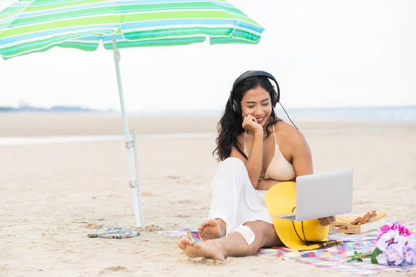 Taille Jeune Femme Assise Sur Plage Sable Tropical Été Vacances — Photo