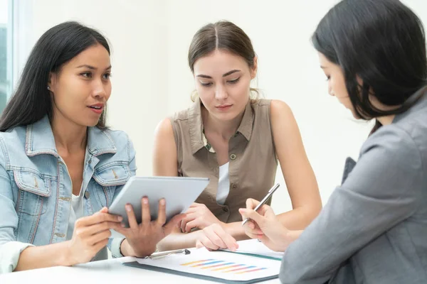 Mångkulturella Affärskvinnor Arbetsgruppen Diskutera Gruppmöte Kontoret Samarbete Etnisk Mångfald — Stockfoto