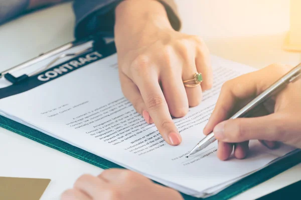 Empresaria Firma Contrato Acuerdo Con Otra Mujer Negocios Oficina Dispararon — Foto de Stock