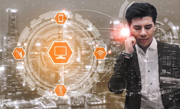 Akıllı şehir kablosuz iletişim ağı Internet şeyler (çok) ve bilgi iletişim teknolojisi (ICT) modern şehir binaları içinde belgili tanımlık geçmiş karşı grafik gösteren kavramı ile.